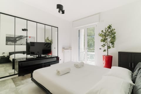 Bed, TV and multimedia, Photo of the whole room, Evening entertainment, Bedroom, towels