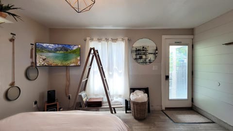 Bed, TV and multimedia, Bedroom