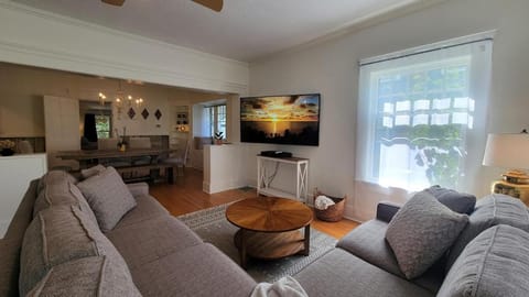 TV and multimedia, Living room, Seating area, pet friendly