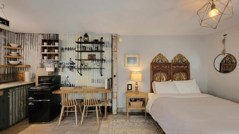 Bed, Photo of the whole room, kitchen