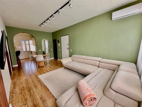 TV and multimedia, Living room, Seating area, internet, air conditioner