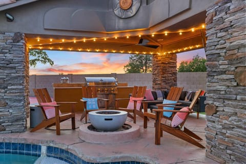 Luxury 6BR Retreat - Pool BBQ Theater and Games House in Mesa