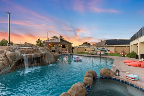 Luxury 6BR Retreat - Pool BBQ Theater and Games House in Mesa