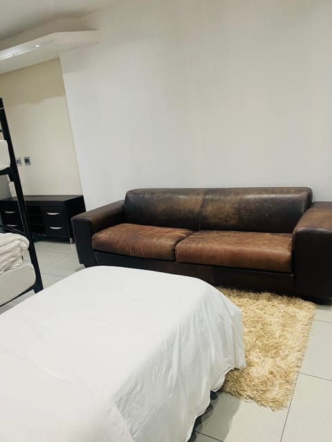 Bed, Photo of the whole room, Seating area, Bedroom, group of guests, Family