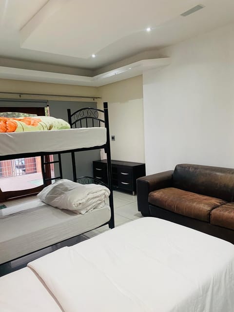 Bed, Photo of the whole room, Seating area, Bedroom, group of guests, Family