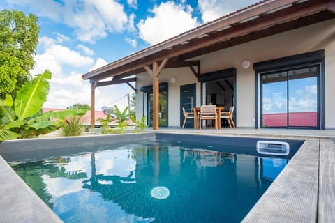Villa Indonésie-piscine privé au centre de l'île Villa in Les Abymes