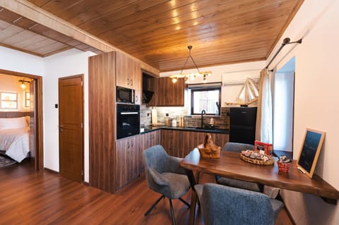 Kitchen or kitchenette, Living room, Seating area, Dining area, oven, stove