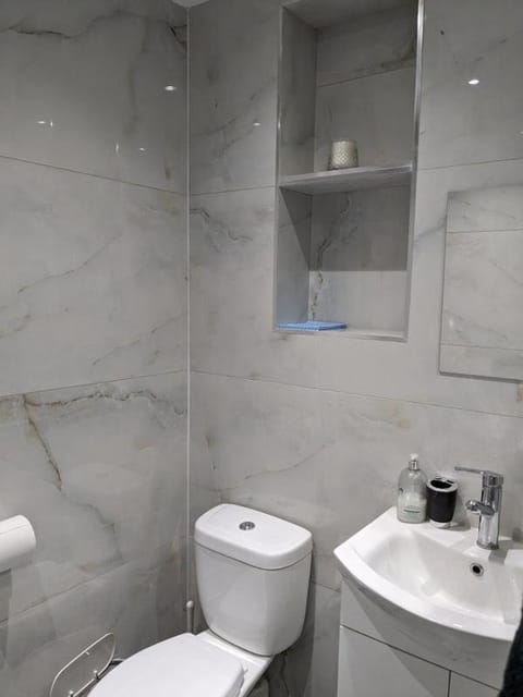 Private guest suite inside a family home with own entrance, kitchen, and bathroom Vacation rental in High Wycombe