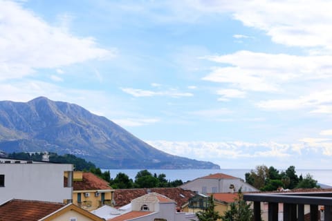 Nearby landmark, Day, Neighbourhood, Natural landscape, View (from property/room), City view, Mountain view, Sea view, Quiet street view