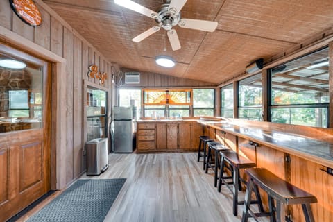 Waterfront Texarkana Cabin Tranquil Acreage Cabin in Texarkana