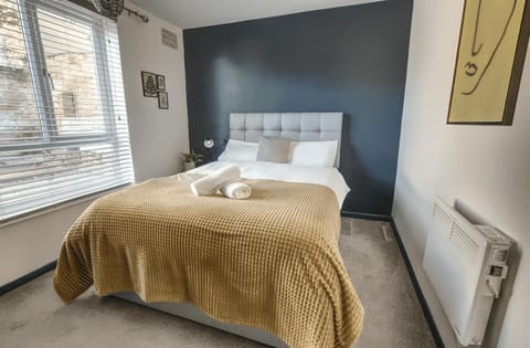 Bed, Photo of the whole room, Bedroom, internet