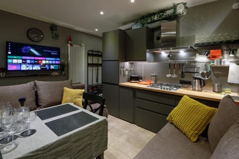 TV and multimedia, Coffee/tea facilities, Kitchen or kitchenette, Living room, Food and drinks, Seating area, Dining area, Food, stove
