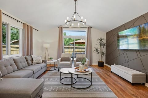 Grand Retreat 5Brs Game Room House in Lombard