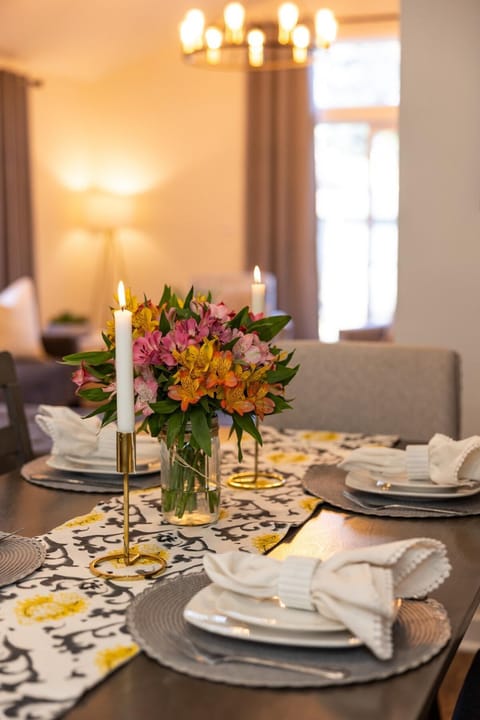 Grand Retreat 5Brs Game Room House in Lombard