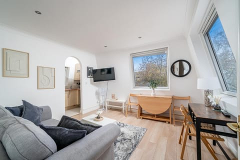 Communal lounge/ TV room, TV and multimedia, Living room, Seating area, Dining area