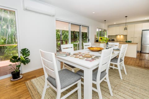 Kitchen or kitchenette, Seating area, Dining area