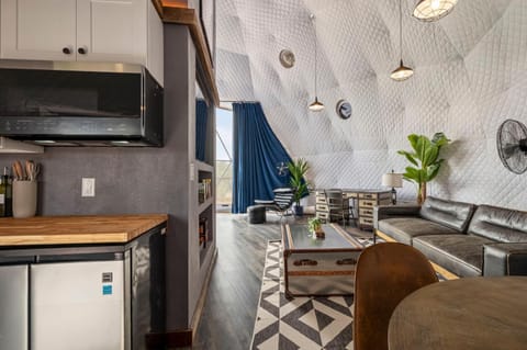 Kitchen or kitchenette, Living room, Seating area, Dining area, stove