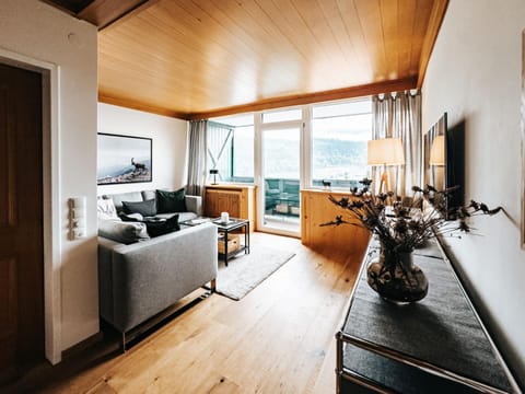 Natural landscape, TV and multimedia, Living room, Seating area