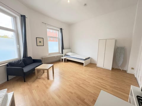 Bed, TV and multimedia, Photo of the whole room, Seating area, Bedroom