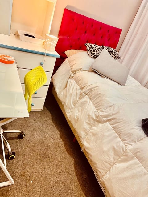 Bed, Photo of the whole room, Seating area, Bedroom