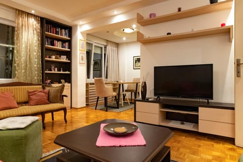 Communal lounge/ TV room, Library, TV and multimedia, Living room, Seating area, Dining area, Evening entertainment