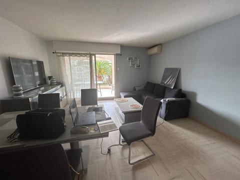 Vue Marina, Piscine, Terrasse & Fibre Apartment in Mandelieu-La Napoule