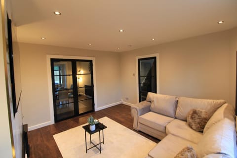 Edinburgh West Luxury 5 Bedroom Home Apartment in Edinburgh