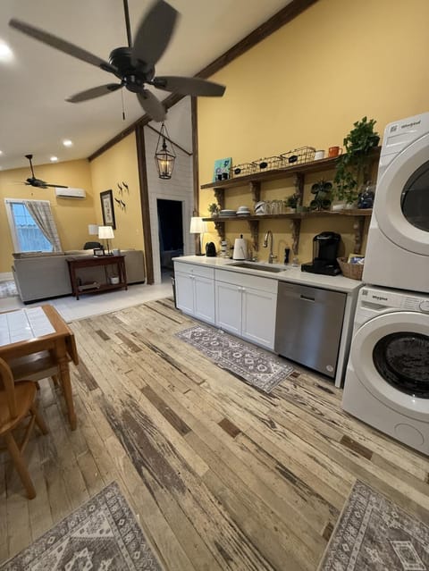 Kitchen or kitchenette, washing machine, dryer