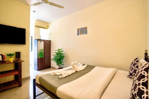 Bed, TV and multimedia, Photo of the whole room, Bedroom, towels
