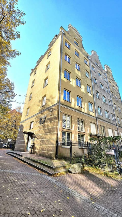 Property building, Neighbourhood, Location