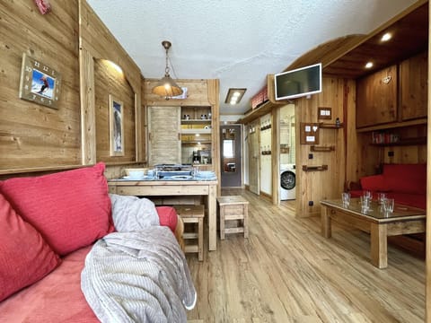 TV and multimedia, Kitchen or kitchenette, Living room, Seating area, Dining area