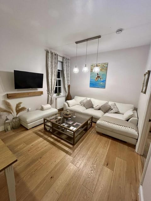 Communal lounge/ TV room, TV and multimedia, Living room