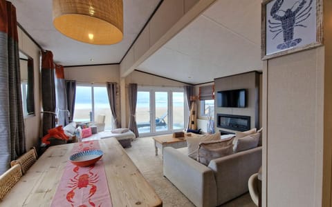 The lazy Lobster, Seafront Views, Selsey Apartment in Selsey