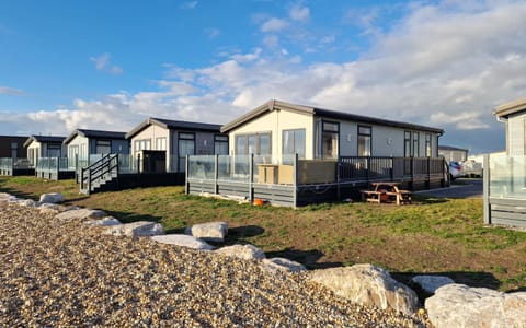 The lazy Lobster, Seafront Views, Selsey Apartment in Selsey