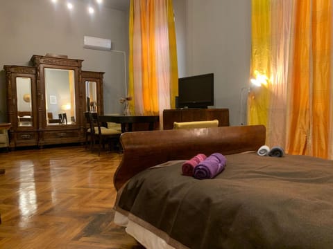Bed, TV and multimedia, Photo of the whole room, Evening entertainment, Bedroom, towels, air conditioner