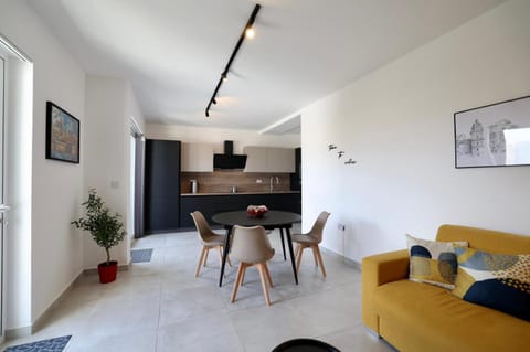 Kitchen or kitchenette, Living room, Seating area, Dining area