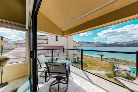 Lake Chelan Shores - Beachfront Paradise #12-4 Apartment in Chelan (In Town)
