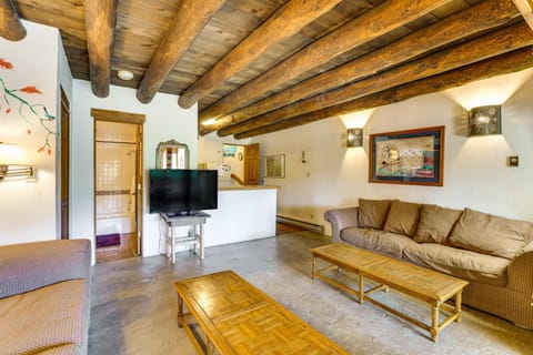 8 Mi to Taos Ski Valley! Peaceful Mtn-View Condo Apartment in New Mexico