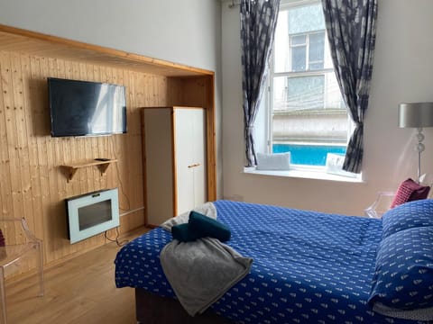 Bed, TV and multimedia, Kitchen or kitchenette, Bedroom