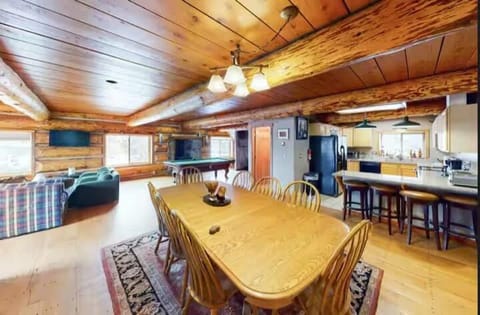 Mountain Basecamp Hot Tub plus Pool Table House in Wildernest