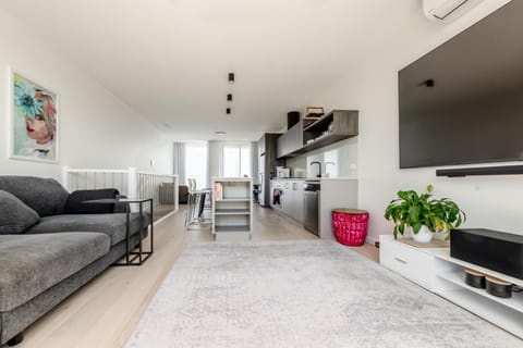 TV and multimedia, Kitchen or kitchenette, Living room