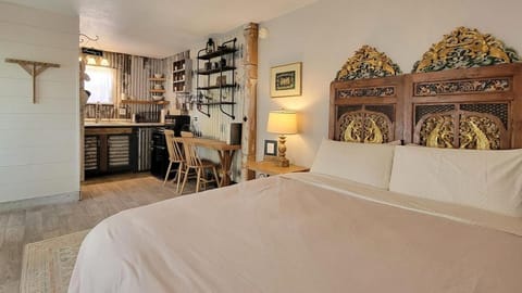 Bed, Kitchen or kitchenette, Bedroom