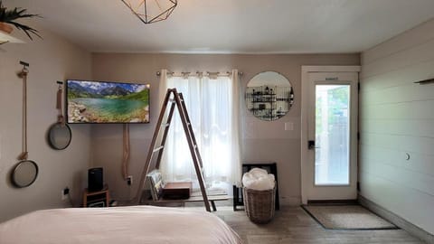 Bed, TV and multimedia, Bedroom