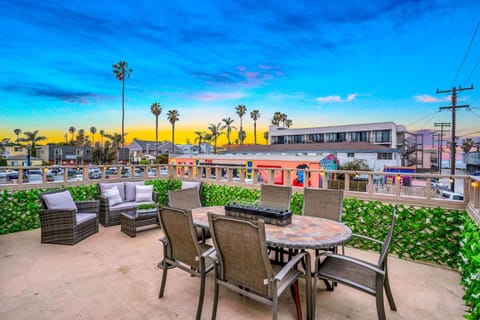 Walk to Ocean Beach Stylish 2BR Apt with Patio House in Ocean Beach