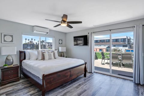 Walk to Ocean Beach Stylish 2BR Apt with Patio House in Ocean Beach