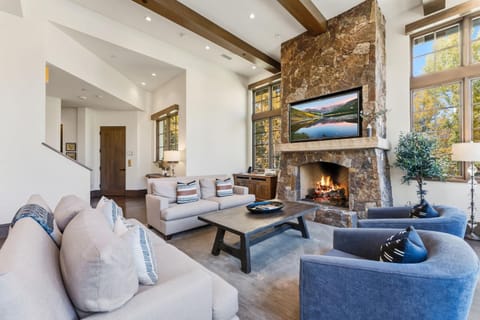 West Vail Retreat Steps to Ski plus Private Hot Tub House in Vail