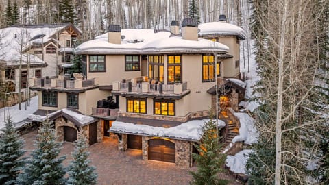 West Vail Retreat Steps to Ski plus Private Hot Tub House in Vail