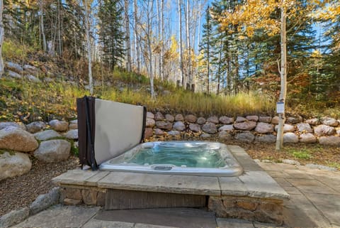 West Vail Retreat Steps to Ski plus Private Hot Tub House in Vail