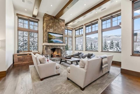 West Vail Retreat Steps to Ski plus Private Hot Tub House in Vail