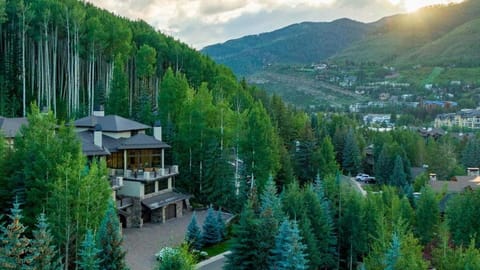 West Vail Retreat Steps to Ski plus Private Hot Tub House in Vail